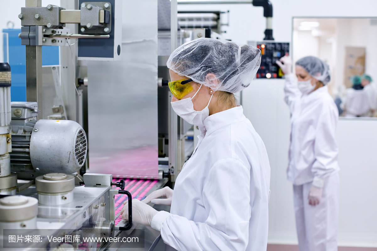 在工廠工作的婦女