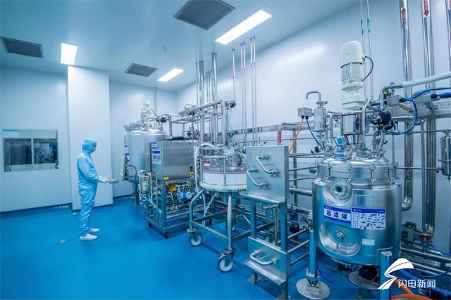 市泰邦生物科技園血液制品車間內(nèi),工作人員正緊鑼密鼓地加排班,趕生產(chǎn)