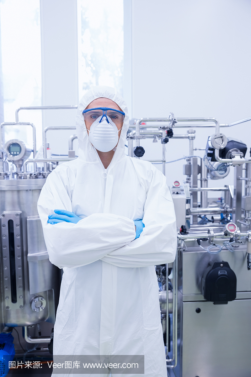 科學(xué)家穿著防護(hù)服雙臂交叉站著