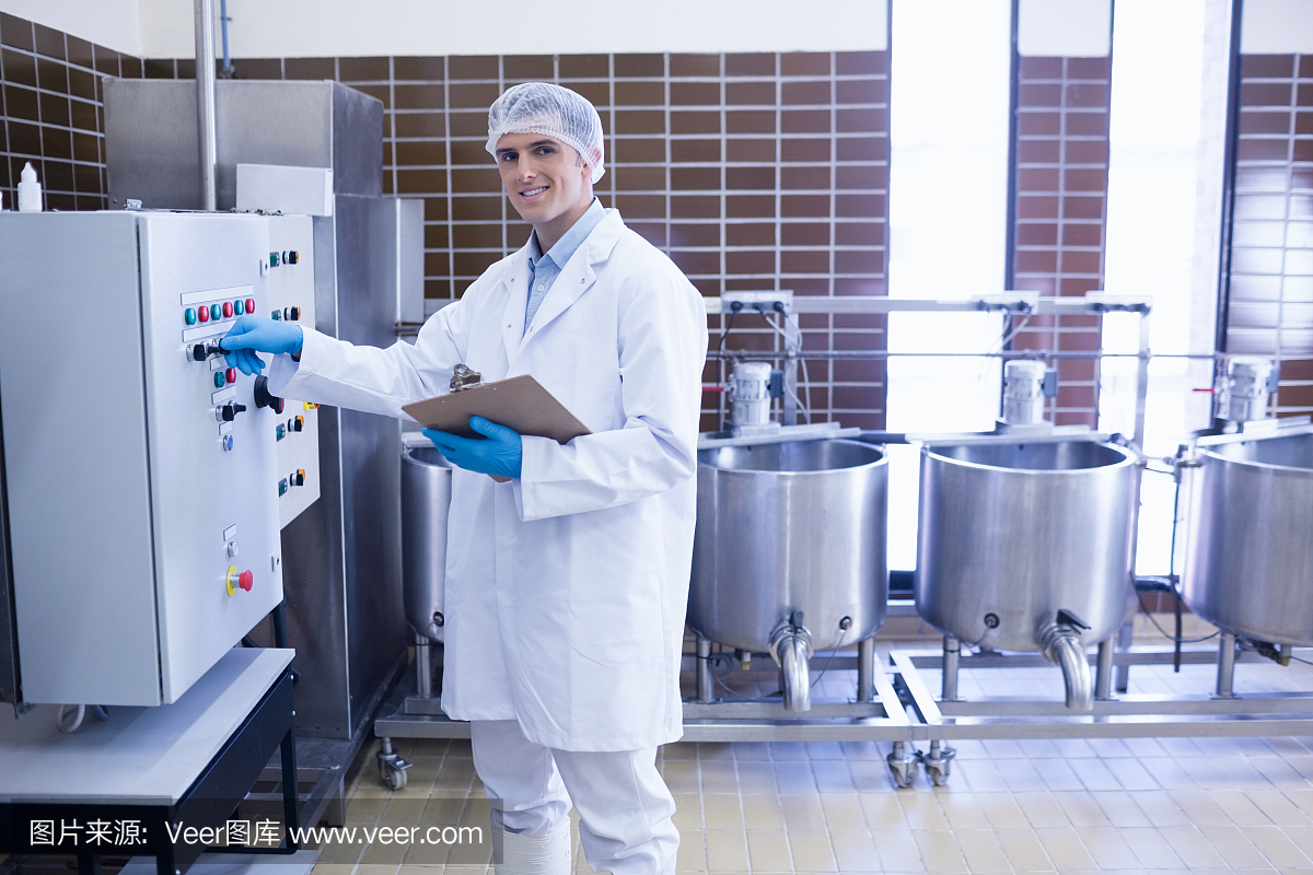 微笑的生物學(xué)家使用機(jī)器