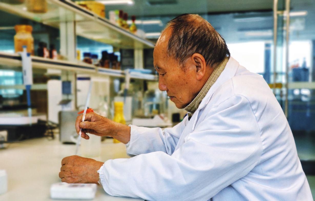 投身刺梨研究的“開拓者” 記貴州刺力王生物科技技術(shù)專家劉蘇武